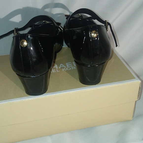 Michael Kors Beautiful Dress Shoes. Size 4 - Picture 4 of 5